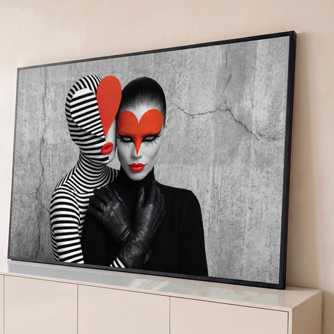 Duas mulheres fashion, uma de listras preto e branco e outra com máscara de coração vermelho, quadro decorativo