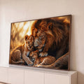 Quadro Decorativo Grande Leão e Filhotes para Sala Dourado | quadros decorativos para sala | leão adulto aconchegando dois filhotes com luz dourada de entardecer ao fundo | Porao dos Quadros
