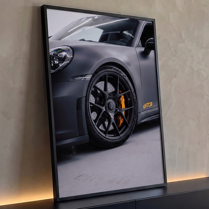 Quadro Decorativo Grande Carro Esportivo para Sala Cinza | quadros decorativos para sala | close de carro esportivo cinza fosco com roda preta e pinça de freio amarela | Porao dos Quadros