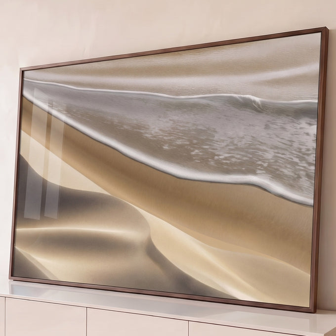 Quadro Decorativo Grande Dunas e Espuma do Mar para Sala | quadros decorativos para sala | espuma branca do mar encontrando dunas de areia dourada em composição diagonal | Porao dos Quadros