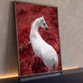 Cavalo branco de costas olhando para o lado em campo vermelho infravermelho, quadro decorativo