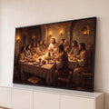 Quadro Decorativo Grande Última Ceia Luz Âmbar para Sala | quadros decorativos para sala | Jesus e doze apóstolos reunidos à mesa em cena da Última Ceia iluminada por velas | Porao dos Quadros