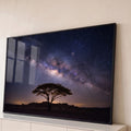 Quadro Decorativo Grande Árvore Solitária para Sala Azul | quadros decorativos para sala | árvore em silhueta sob céu estrelado com a Via Láctea visível | Porao dos Quadros