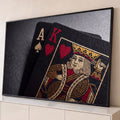 Cartas de baralho pretas com ás de espadas e rei de copas em dourado e vermelho, foto macro, quadro decorativo