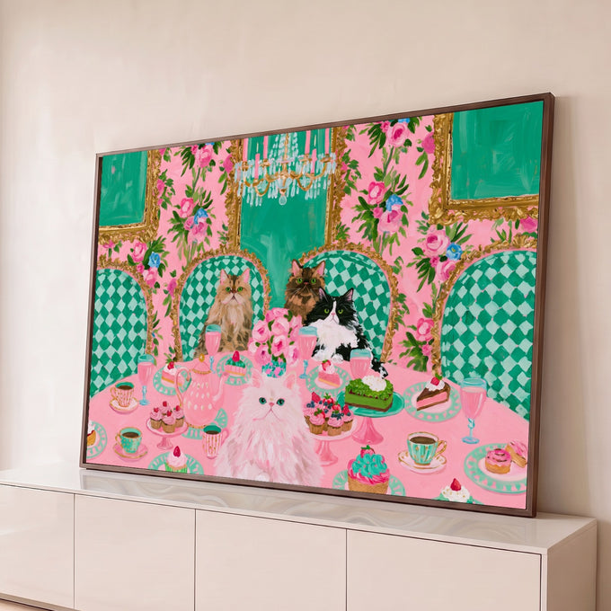 Quadro Decorativo Grande Gatos no Chá da Tarde para Sala | quadros decorativos para sala | gatos fofos sentados numa mesa de chá rosa com doces e lustre de cristal | Porao dos Quadros