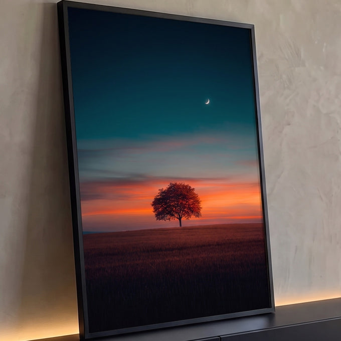 Quadro Decorativo Grande Árvore Solitária Paisagem para Sala | quadros decorativos para sala | árvore solitária silhueta em campo ao entardecer com lua crescente no céu | Porao dos Quadros