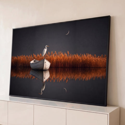 Garça branca sobre barco de madeira entre juncos laranja, lua e reflexo na água escura, quadro decorativo