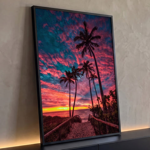 Caminho de areia entre cercas até o mar, palmeiras e céu rosa e azul ao pôr do sol, quadro decorativo