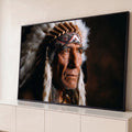 Quadro Decorativo Grande Retrato de Chefe Marrom para Sala | quadros decorativos para sala | retrato de homem idoso indígena com cocar de penas brancas e faixa de contas | Porao dos Quadros