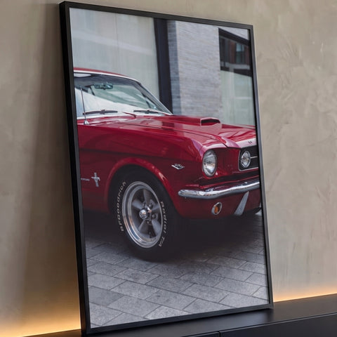 Mustang clássico vermelho com cromados, farol redondo e rodas esportivas em rua de pedra, quadro decorativo