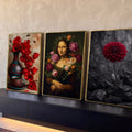 Quadro Decorativo Kit 3 Telas Papoulas Mona Lisa para Sala | quadros decorativos para sala | papoulas vermelhas em vaso azul, retrato floral estilo Mona Lisa e dália escura em carvão | Porao dos Quadros