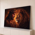 Jesus com coroa de espinhos face a face com leão de juba dourada em fundo de fogo, quadro decorativo