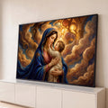 Nossa Senhora de manto azul abraça o Menino Jesus entre nuvens douradas e vitral iluminado, quadro decorativo