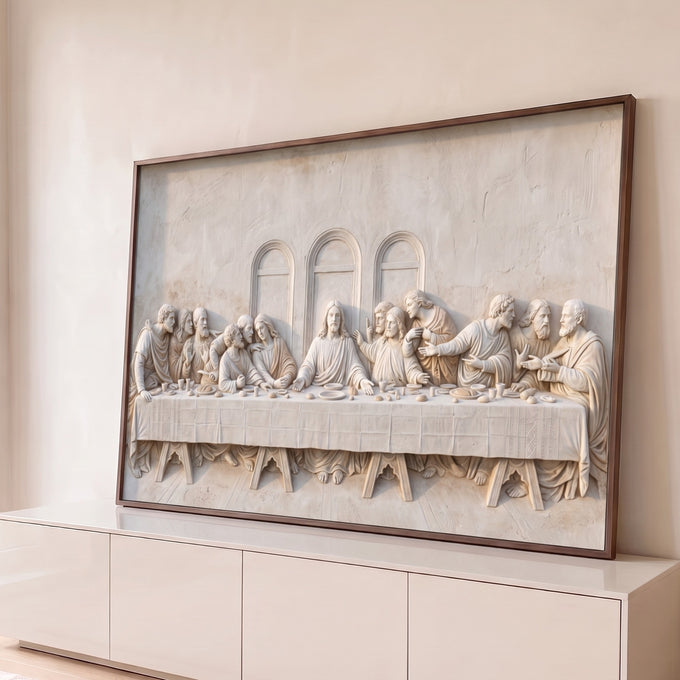 Quadro Decorativo Grande Santa Ceia para Sala Bege | quadros decorativos para sala | relevo esculpido da Última Ceia em tons bege e branco com janelas em arco ao fundo | Porao dos Quadros