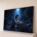 Jesus ajoelhado orando sobre a rocha entre oliveiras sob luz azul celestial, quadro decorativo