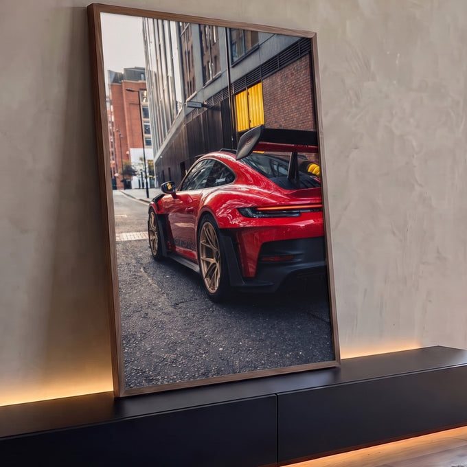 Quadro Decorativo Grande Rodas Douradas para Sala Vermelho | quadros decorativos para sala | carro esportivo vermelho com rodas douradas e aerofólio preto em rua urbana | Porao dos Quadros