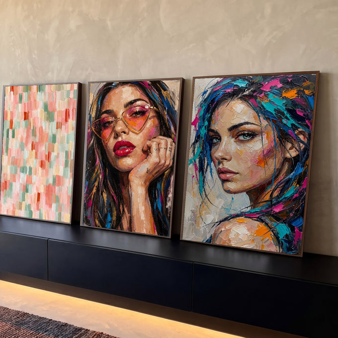 Quadro Decorativo Kit 3 Telas Retratos Femininos para Sala | quadros decorativos para sala | duas mulheres em retrato expressionista colorido ao lado de painel abstrato pastel | Porao dos Quadros