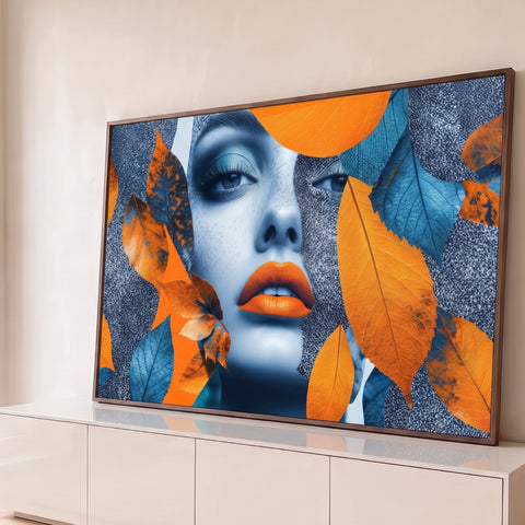 Rosto de mulher em tons de azul com batom laranja entre folhas de outono, quadro decorativo