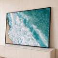 Quadro Decorativo Ondas do Mar Vistas de Cima em Azul | quadros decorativos para sala | vista aérea de onda azul-turquesa quebrando em espuma branca na areia | Porao dos Quadros