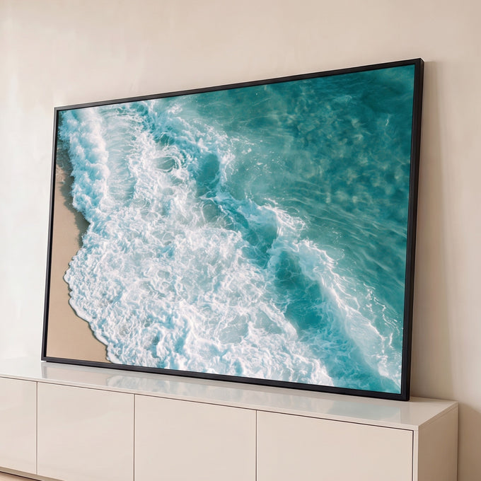 Quadro Decorativo Ondas do Mar Vistas de Cima em Azul | quadros decorativos para sala | vista aérea de onda azul-turquesa quebrando em espuma branca na areia | Porao dos Quadros