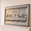 Quadro Decorativo Grande Santa Ceia em Baixo para Sala Bege | quadros decorativos para sala | baixo-relevo em tons bege representando a Última Ceia com treze figuras à mesa | Porao dos Quadros