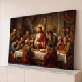 Jesus com auréola elevando hóstia sobre cálice dourado entre apóstolos orando na Santa Ceia quadro decorativo