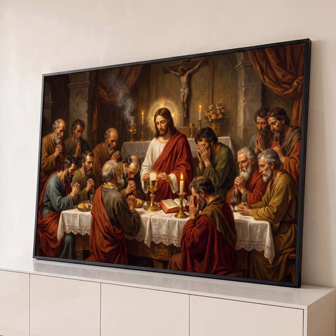 Jesus com auréola elevando hóstia sobre cálice dourado entre apóstolos orando na Santa Ceia quadro decorativo