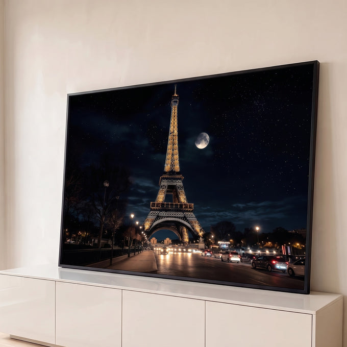 Quadro Decorativo Grande Torre Eiffel para Sala Preto | quadros decorativos para sala | Torre Eiffel iluminada em dourado à noite com lua e céu estrelado ao fundo | Porao dos Quadros