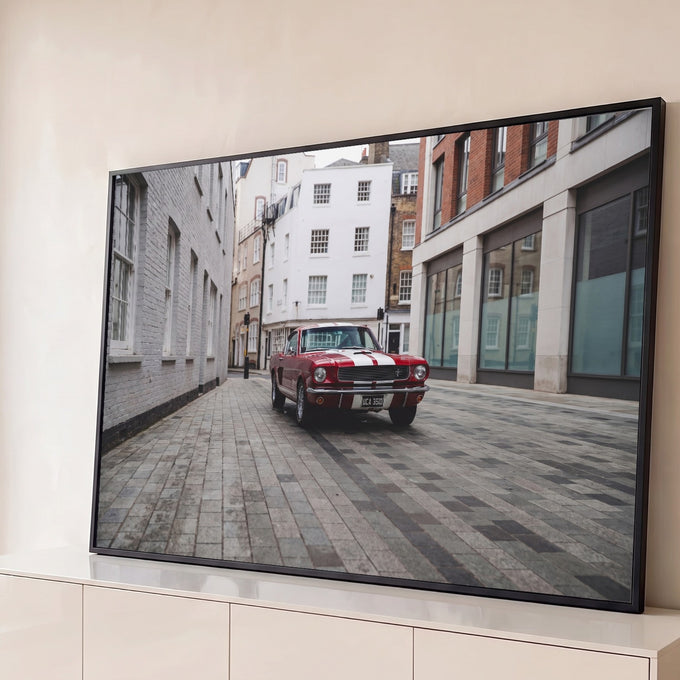 Quadro Decorativo Grande Mustang Clássico Vermelho para Sala | quadros decorativos para sala | mustang vermelho clássico com faixas brancas em rua de pedras europeia | Porao dos Quadros