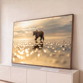 Urso pardo caminhando sobre a água rasa ao pôr do sol com reflexos dourados em bokeh, quadro decorativo
