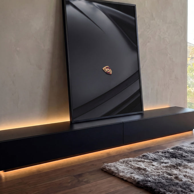 Capô de Porsche preto fosco com brasão dourado em destaque, fotografia automotiva, quadro decorativo