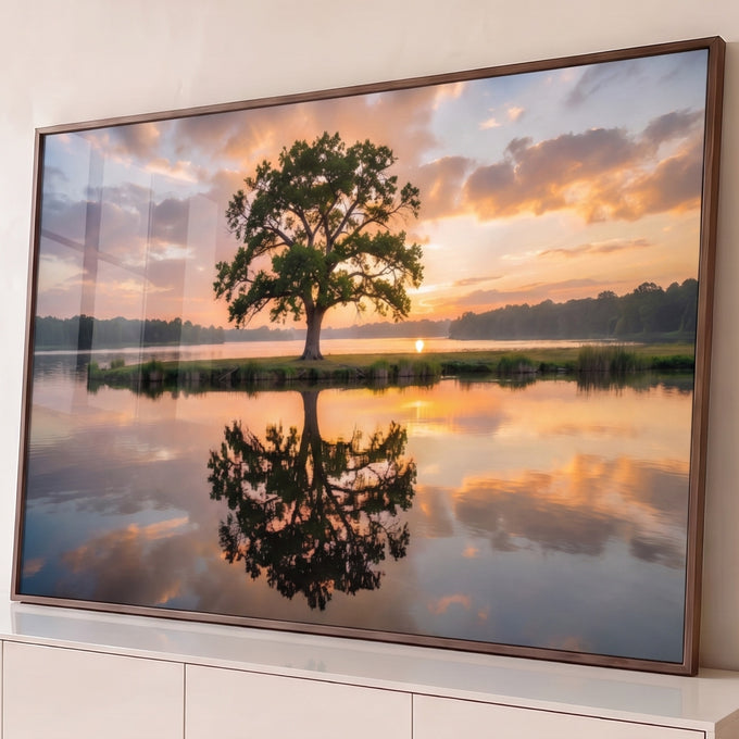 Quadro Decorativo Grande Árvore Solitária Nuvens para Sala | quadros decorativos para sala | árvore solitária verde refletida em lago calmo durante pôr do sol | Porao dos Quadros