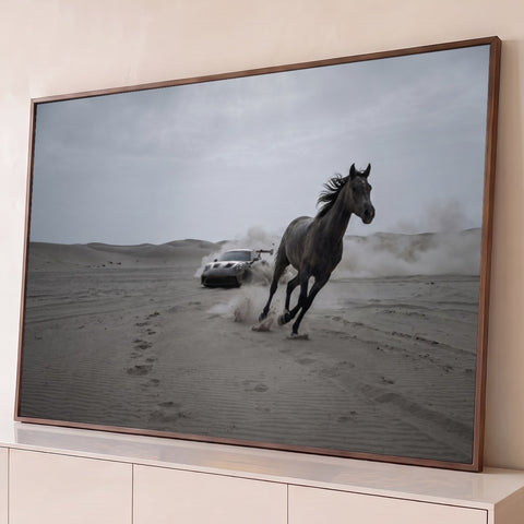Cavalo escuro galopando nas dunas cinzentas com Porsche derrapando ao fundo, quadro decorativo