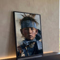 Quadro Decorativo Menino Indígena com Pintura Facial e Penas | quadros decorativos para sala | menino indígena com testeira azul, penas e pintura facial branca em retrato realista | Porao dos Quadros