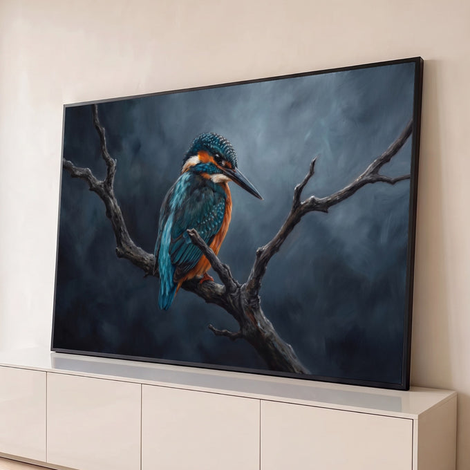 Quadro Decorativo Grande Martim-Pescador Pássaro para Sala | quadros decorativos para sala | martim-pescador azul e laranja pousado em galho seco com fundo escuro nebuloso | Porao dos Quadros