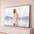 Jesus Cristo sorrindo de manto claro à beira de lago com montanhas lilás em aquarela, quadro decorativo