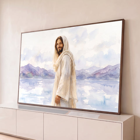 Jesus Cristo sorrindo de manto claro à beira de lago com montanhas lilás em aquarela, quadro decorativo