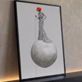 Mulher de cabelo laranja e vestido de bolinhas sobre esfera cinza segurando fio, quadro decorativo