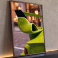 Aerofólio de carro esportivo verde-limão com luzes da cidade desfocadas ao fundo, quadro decorativo