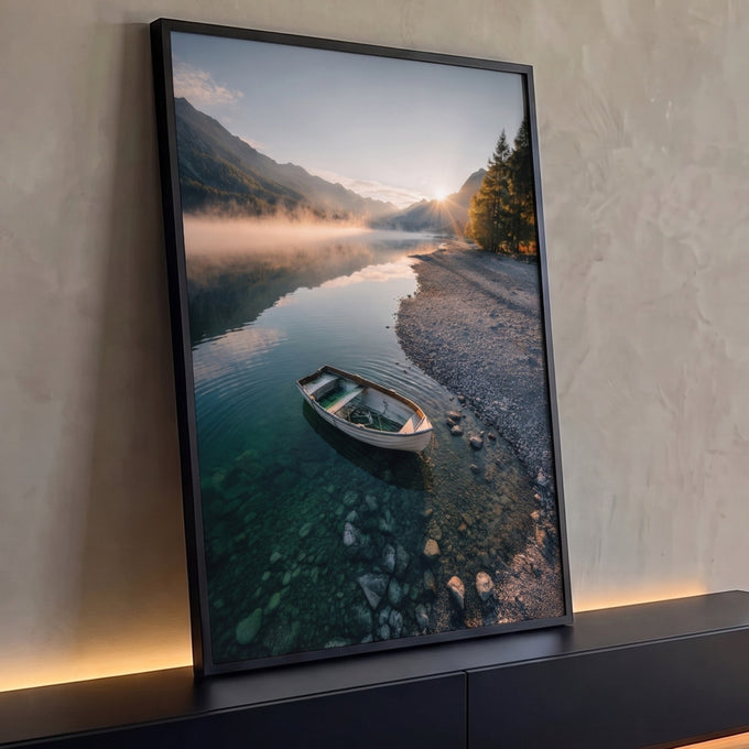 Barco branco em lago cristalino com neblina, montanhas e sol nascente entre pinheiros, quadro decorativo