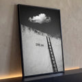 Escada encostada em muro branco com a palavra Dream e nuvem no céu escuro, preto e branco, quadro decorativo