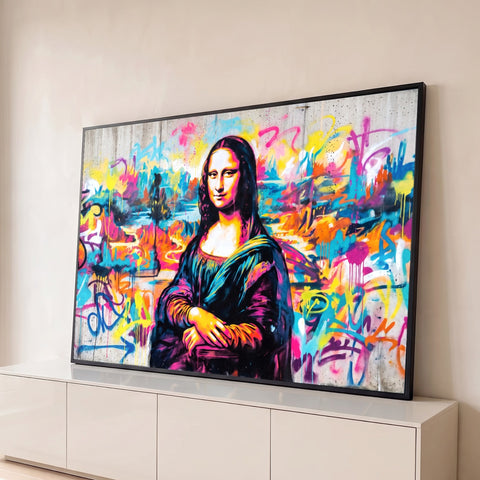 Mona Lisa pintada em grafite colorido com respingos de spray rosa, azul e amarelo em muro, quadro decorativo