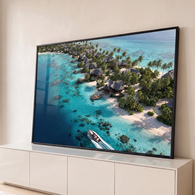 Vista aérea de praia tropical com bangalôs de palha, coqueiros, lancha e mar turquesa, quadro decorativo
