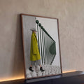 Mulher de casaco verde e chapéu cônico diante de postes refletidos na água em neblina, quadro decorativo