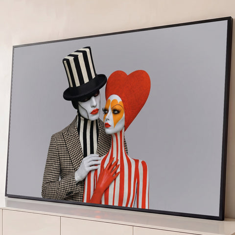 Casal surreal com maquiagem teatral, cartola listrada e coração vermelho em fundo cinza, quadro decorativo