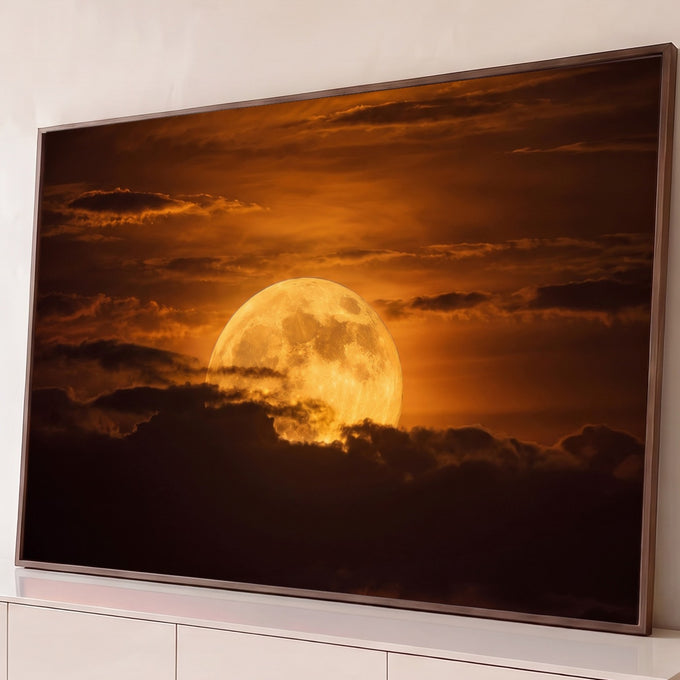 Quadro Decorativo Grande Lua Cheia Dourada Laranja para Sala | quadros decorativos para sala | lua cheia dourada surgindo entre nuvens escuras em céu laranja de entardecer | Porao dos Quadros