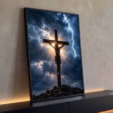 Jesus crucificado na cruz sobre rochas, luz dourada atrás e relâmpago no céu azul, quadro decorativo