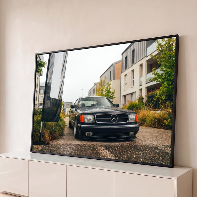 Mercedes-Benz SEC coupé clássico preto molhado de chuva em rua urbana com prédios, quadro decorativo