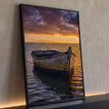 Quadro Decorativo Grande Barco Antigo para Sala Laranja | quadros decorativos para sala | barco de madeira desgastado flutuando em mar calmo sob céu de pôr do sol laranja e roxo | Porao dos Quadros