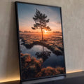 Pinheiro solitário ao nascer do sol sobre brejo com névoa e reflexo na água, quadro decorativo